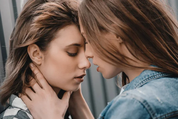 Lindo jovem casal lésbico — Fotografia de Stock