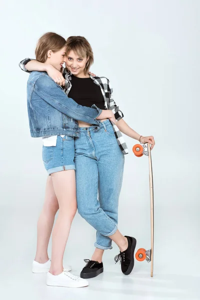 Lesbian couple with skateboard — Stock Photo