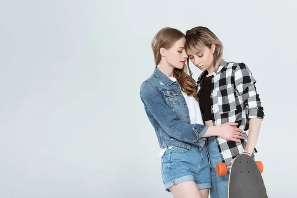 Lesbian couple with skateboard — Stock Photo