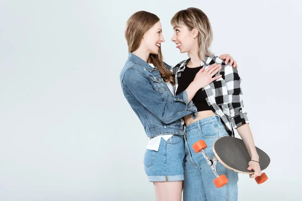 Lésbicas casal com skate — Fotografia de Stock