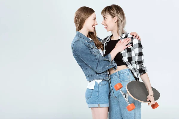 Lesbian couple with skateboard — Stock Photo