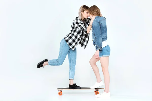 Lesbian couple with skateboard — Stock Photo