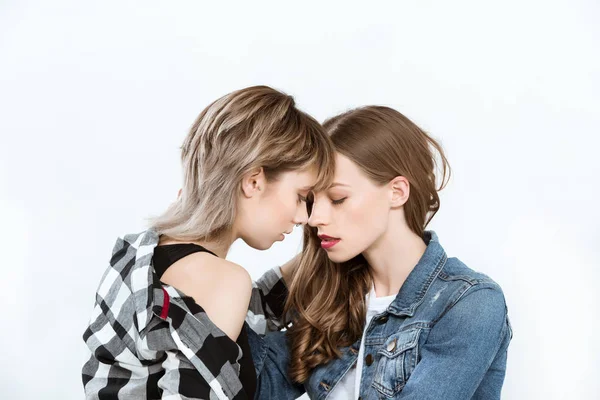 Belle jeune couple lesbienne — Photo de stock