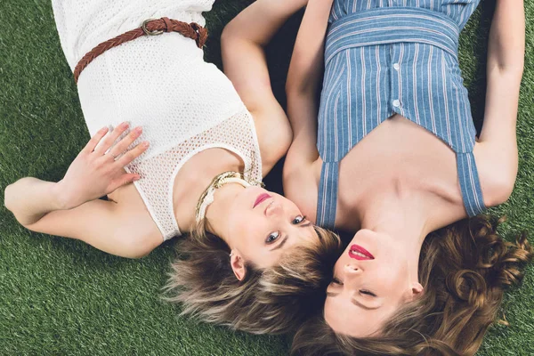 Молода гомосексуальна пара лежить на траві — стокове фото