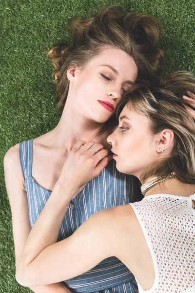 Joven pareja homosexual acostado en la hierba - foto de stock