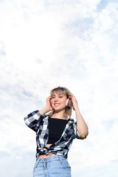 Femme écoute de la musique dans les écouteurs — Photo de stock