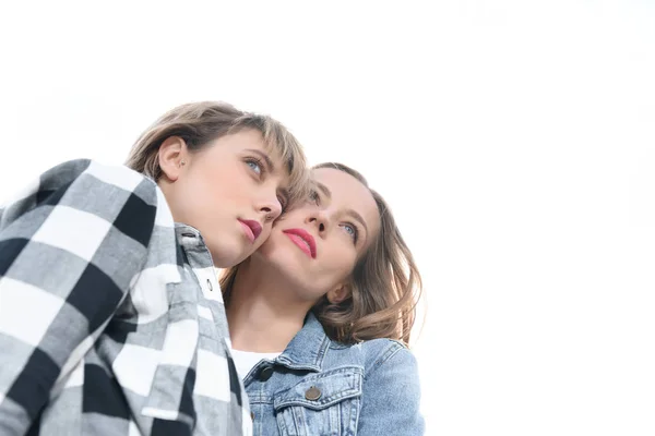 Pareja homosexual mirando hacia otro lado - foto de stock