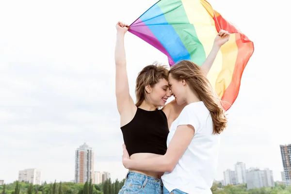 Pareja lesbiana con bandera lgbt - foto de stock