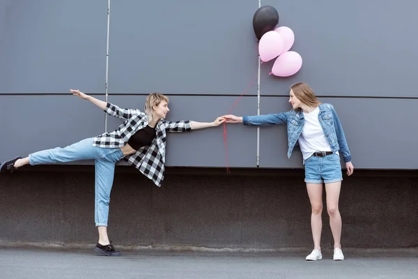 Lesbisches Paar mit Luftballons — Stockfoto