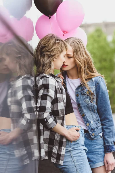 Young lesbian couple kissing — Stock Photo