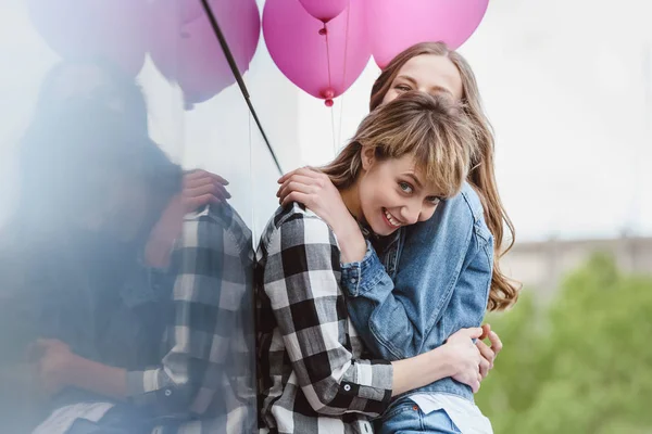 Lesbian couple embracing — Stock Photo