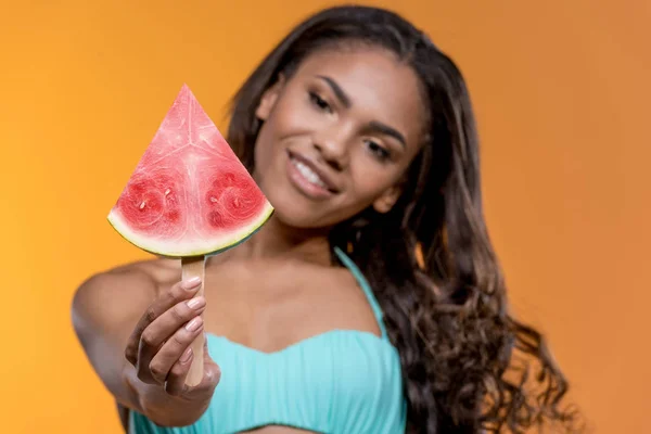 Menina em roupa de banho segurando melancia — Fotografia de Stock