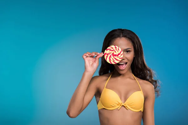 African american girl holding lollipop — Stock Photo