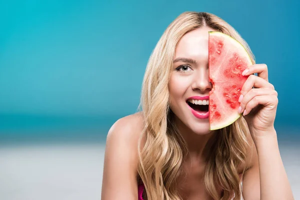 Mulher sorrindo segurando pedaço de melancia — Fotografia de Stock