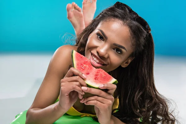 Menina americana africana comendo melancia — Fotografia de Stock