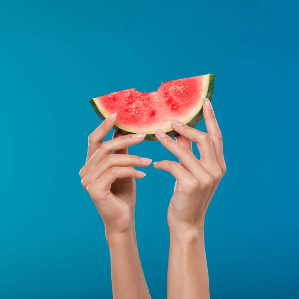 Mãos humanas segurando fatia de melancia — Fotografia de Stock