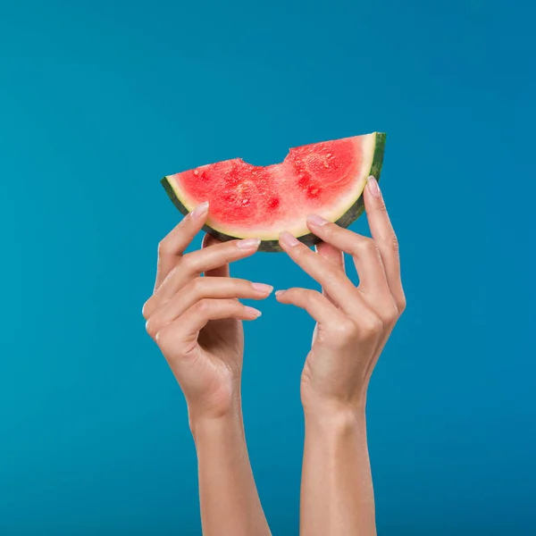 Manos humanas sosteniendo rebanada de sandía - foto de stock