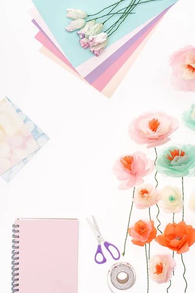 Flores decorativas y artículos de papelería — Stock Photo