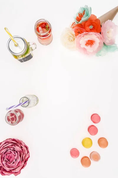 Refreshing lemonades and macarons — Stock Photo