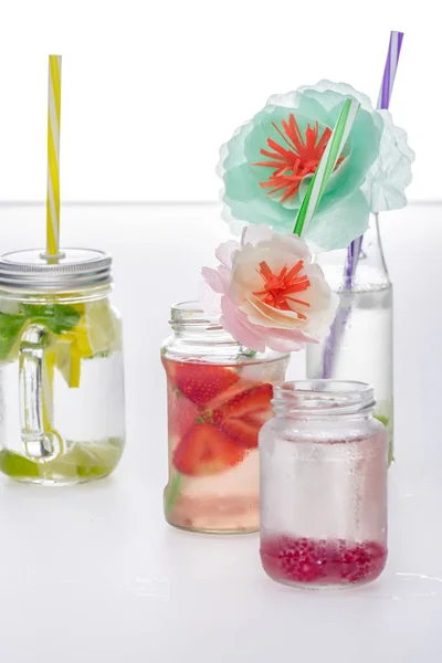 Refreshing lemonades and flowers — Stock Photo