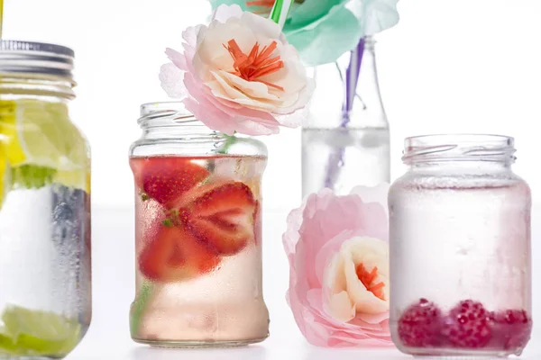 Ягоди напої та квіти — стокове фото