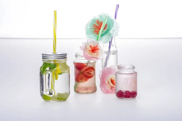Bebidas refrescantes y flores - foto de stock