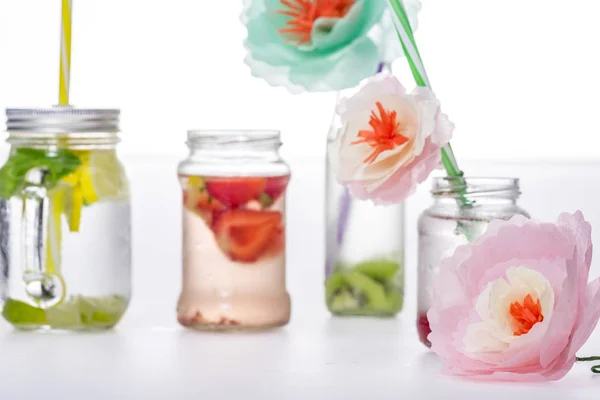 Bebidas afrutadas con flores - foto de stock