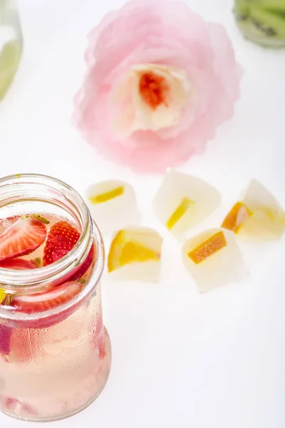 2 bebidas saludables con fresas - foto de stock