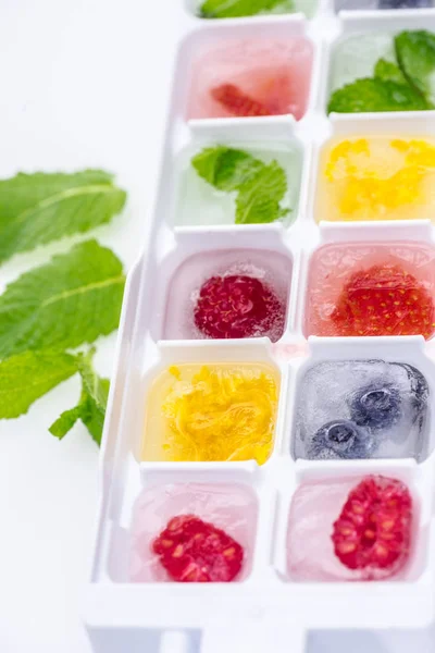 Ягоди в кубиках льоду — стокове фото