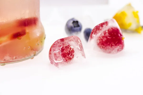 Cubos de hielo con bayas - foto de stock