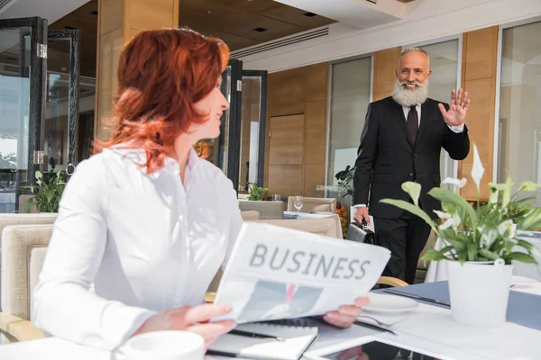 Matura donna d'affari in attesa di incontro — Foto stock