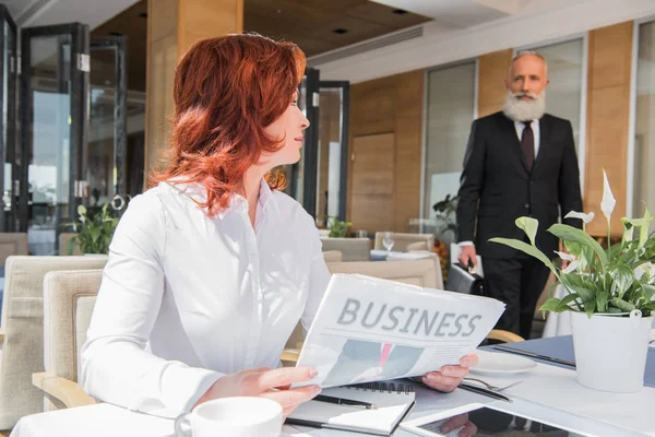 Matura donna d'affari in attesa di incontro — Foto stock