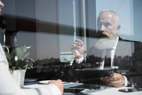 Gens d'affaires parlant au restaurant — Photo de stock