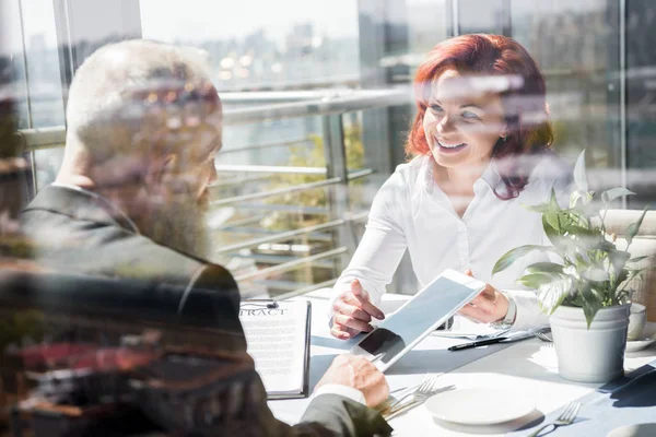 Gente de negocios hablando en el restaurante — Stock Photo