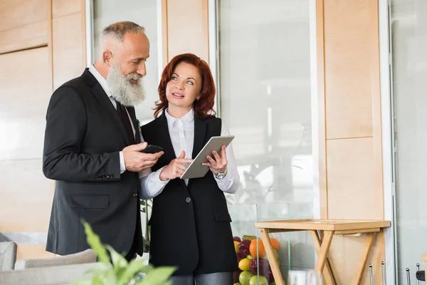 Geschäftspartner mit Tablet — Stockfoto