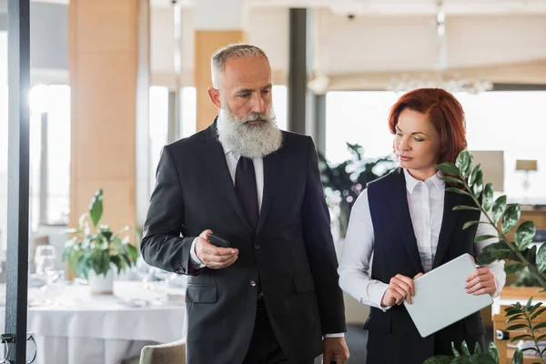 Gens d'affaires parlant au restaurant — Photo de stock