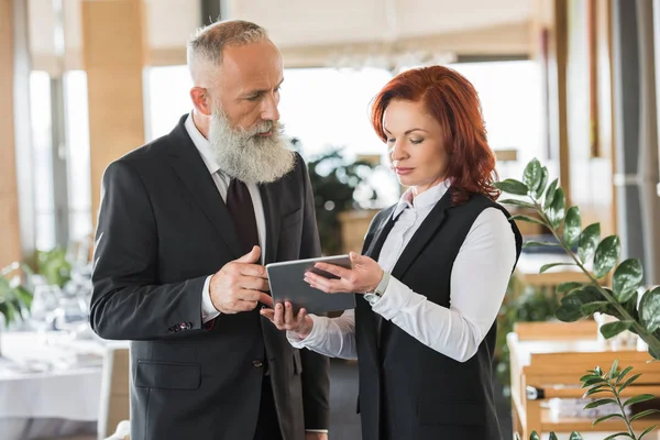 Geschäftspartner mit Tablet — Stockfoto