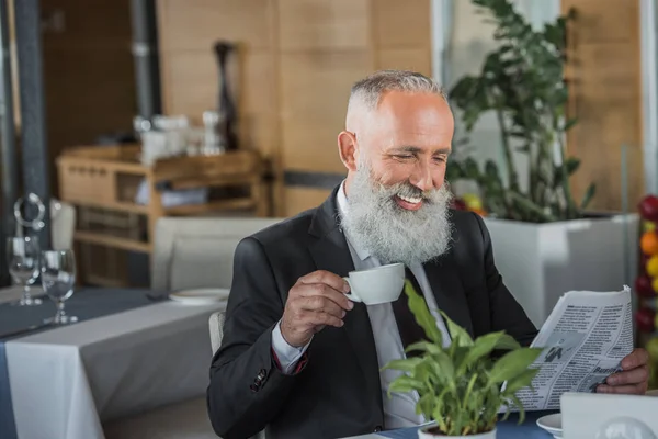 Businessman reading newspaper — Stock Photo