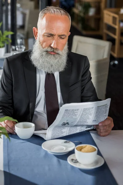 Reading newspaper — Stock Photo