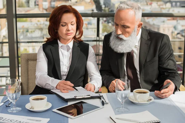 Business colleagues discussing contract — Stock Photo
