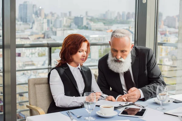 Business colleagues discussing contract — Stock Photo