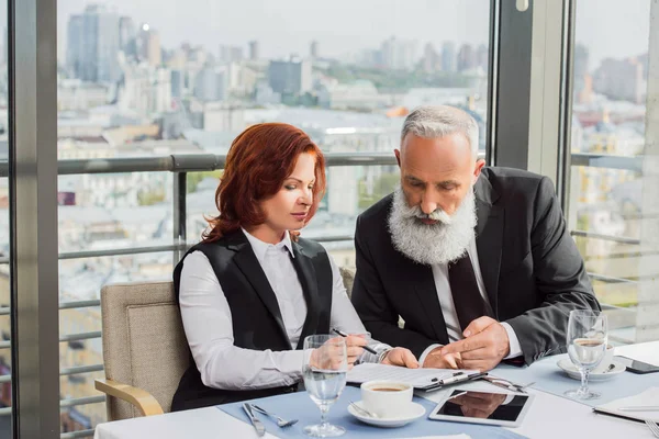 Colegas de negocios discutiendo contrato - foto de stock