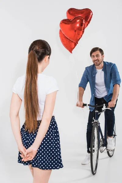 Coppia con bicicletta e palloncini — Foto stock