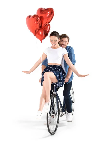 Couple avec vélo et ballons — Photo de stock