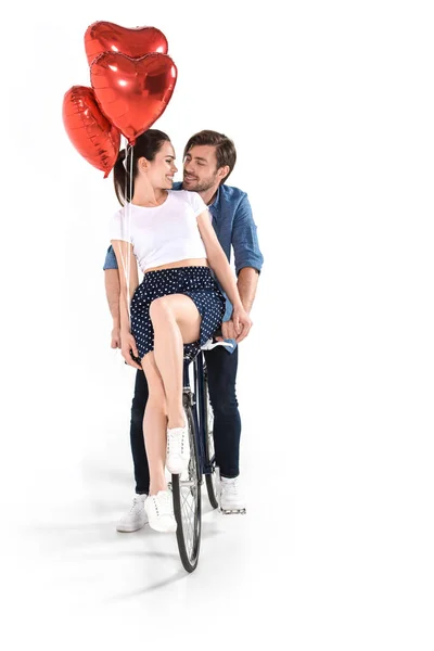 Paar mit Fahrrad und Luftballons — Stockfoto