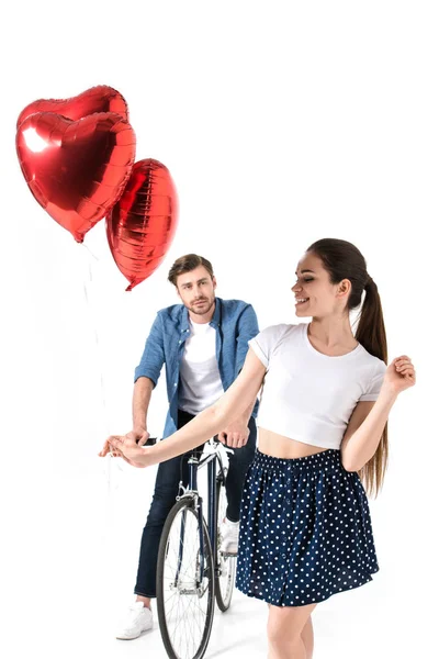 Couple avec vélo et ballons — Photo de stock