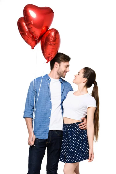 Couple avec ballons en forme de coeur — Photo de stock