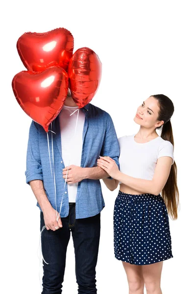 Couple avec ballons en forme de coeur — Photo de stock