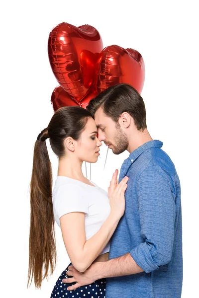 Couple avec ballons en forme de coeur — Photo de stock