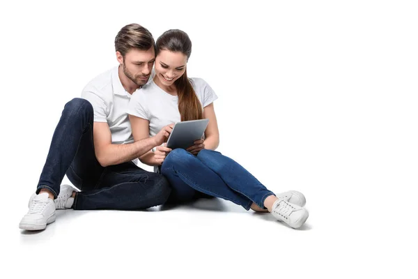 Casal usando tablet digital — Fotografia de Stock